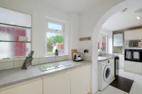 Elegant 5 Bed Home with Garden & Parking - Slough