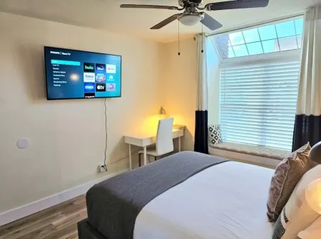 Lake Condo , Cozy and Modern 1 Bedroom 1 Bath. Отели рядом с достопримечательностью «Парк Уан Элевен Ранч»