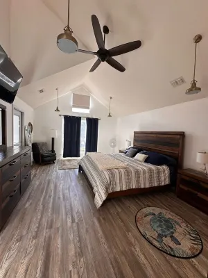 Wake up to river views:dreamy 4 bedrooms escape by the city beach in Dunnellon. Hotels near Publix Super Market at Rainbow Square Shopping Center