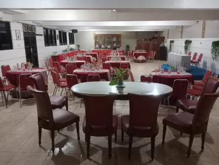 Hotel Istana Syariah Pekalongan by Hello Room Отели в г. West Pekalongan