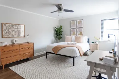 Lakeside Spacious Serenity: 1BR/1BA near LoyolaPark Hotels near Indian Boundary Park Cultural Center