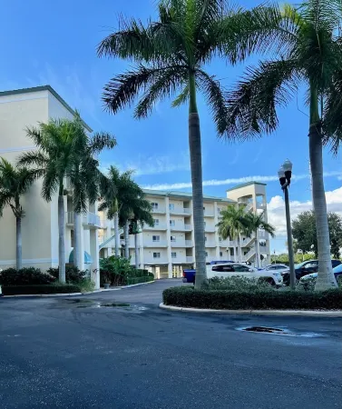 Amazing Waterfront Condo - 2 bedroom 2 bath - Large Balcony   Comfortable Condo