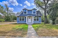 Large Family Cottage Near Main St Shops! Sleeps 9. Hotels in Uvalde