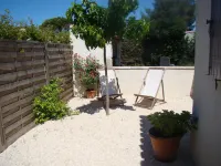 Charming studio, quiet, patio, 2-4p