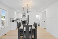 Modern 3Br, Fast WiFi, Free Parking, I-90 Access