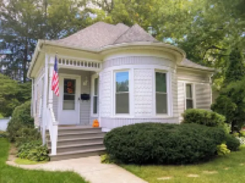 Historic Cottage - Walk to Downtown & Trails Hotels in Ogle County