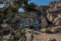 Spectacular boulder setting with stunning vistas