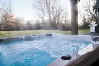 5 Bedroom Seabrook Farmhouse, Hot Tub and Swimming Pool 3 min-Butchart Gardens