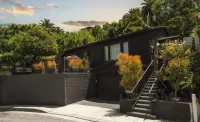 Hilltop Haven LA: Mountain Views & Luxury King Bed near Excellent Food!