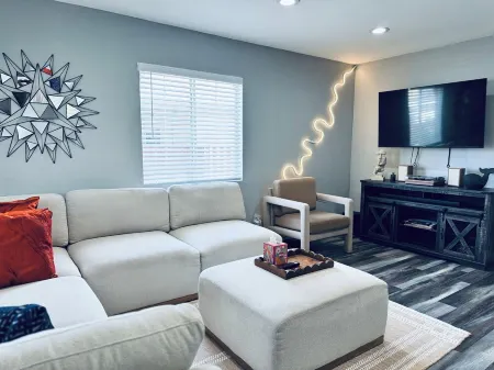 Charming 3-bedroom house with AC and WiFi in marvelous Colton Отели в г. Колтон