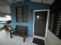 Charming 3-bedroom house with private pool! Hotels in Loubiere