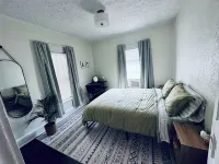 2-bedroom apartment in downtown Elkins with AC, a balcony, and WiFi.