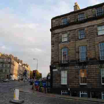 Fantastic city centre location - Spacious 3 bedroom apartment Others