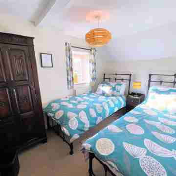 A Quaint Grade 11 Listed Detached Stone Cottage In Lower Slaughter with parking. Rooms