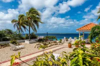 Charming oceanfront villa, great house reef near restaurant and dive operation