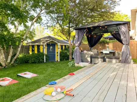 6BR • Sleeps 12 • Stocked Kitchen • 10-Min Stroll to Lake Huron