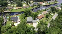 30 People Comfortably Gorgeous Home on Canal Boat Kayak access Two 85 75” TVs