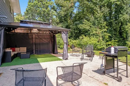 4-bedroom house in awesome Temple Hills with AC, WiFi. Enjoy your stay