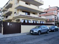 Domus Palombi - Large apartment 200 m from the station and 700 m from the sea فنادق في لادیسپولی