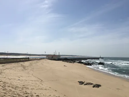 Cozy Beach Front with Rooftop Отели рядом с достопримечательностью «Praça D. João II»