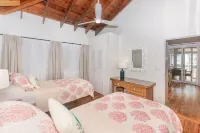 New 3 Bedroom 2 Bathroom Owners Suite on West Bay Roatan. New Generac Generator.