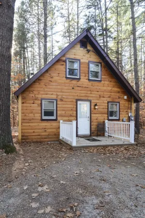 Family Friendly Rustic Newly Renovated Cabin Abutting The White Lake State Park. Отели в г. Тамворт