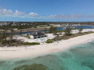 Beachfront estate home with private 70’ dock and 7500sq ft. of living space โรงแรมใน