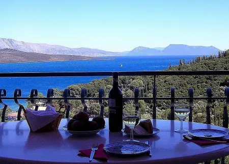 Villa with fantastic sea view and garden, 4 guests