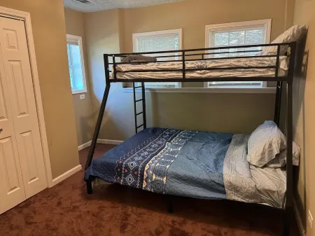 Charming 4-Bedroom Lakeshore Cottage One Hour from Downtown Atlanta