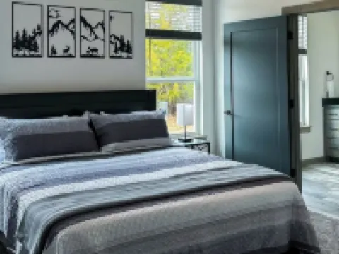 WhiteTail Cabin with Shuffleboard, Fireplace, WiFi, South of Norman Hotels in McClain County