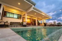 Million dollar Sunset Views and centrally located in Manuel Antonio