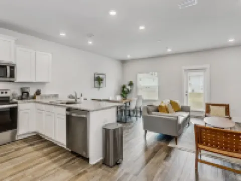 LUXURY TOWNHOME NEAR DOWNTOWN AND PENSACOLA BEACH Hotels in Ferry Pass