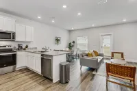 LUXURY TOWNHOME NEAR DOWNTOWN AND PENSACOLA BEACH Hotels in Ferry Pass