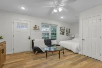 Cozy Private Studio - Close To It All!