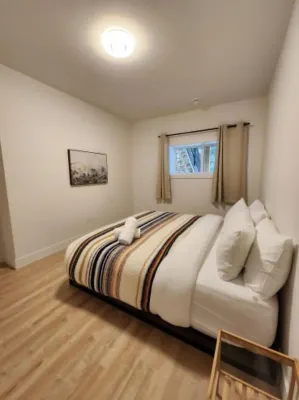 Family cabin sleeps 10 w/ hot tub, games room &  mountain views - 2 mins to base Sasquatch Location 주변 호텔