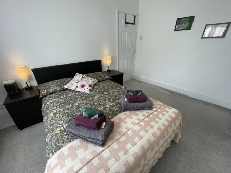 1 Double Bedroom in Sudbury Hill - 10 mins from Wembley Stadium Отели в г. Уэмбли