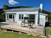Classic Kiwi Bach In Blissful Urquhart Bay - Relax and Recharge Hotels in 