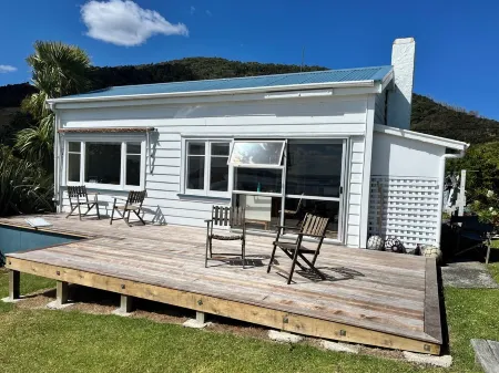 Classic Kiwi Bach In Blissful Urquhart Bay - Relax and Recharge