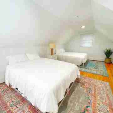 Luxe 10 guest Cottage Ski/Golf/Fire Pit/Lakes/Hike Rooms