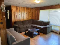 COZY COTTAGE WALKING DISTANCE TO LAKE SIMCOE & FRIDAY HARBOUR Hotels in Cookstown