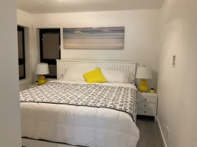 New 2 bedroom carriage house, a block from the Okanogan lake, close to downtown. Highway 97 Brewing Co. 주변 호텔