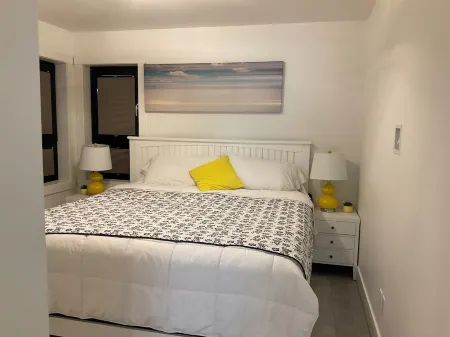 New 2 bedroom carriage house, a block from the Okanogan lake, close to downtown. Отели в г. Оканаган-Симилкамин