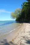 火炬湖畔私家沙灘 • 度假小屋 + 家庭旅館 • 步行可至奧爾登(Private Sandy Beach on Torch Lake • Cottage + Guest House • Walk to Alden)