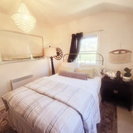 Water view, king bed, 3 min. to beach, near downtown, full kitchen, pet friendly