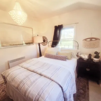Water view, king bed, 3 min. to beach, near downtown, full kitchen, pet friendly