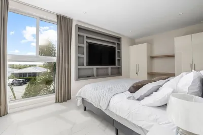 Luxurious condo with a perfect ocean and sunset view