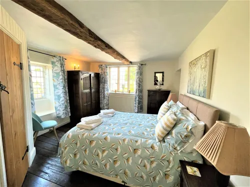 Cloisters Cottage in Bourton-on-the-water With Off Road Park For Two Cars