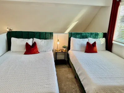 Erin's Emerald Estate-Cozy Loft
