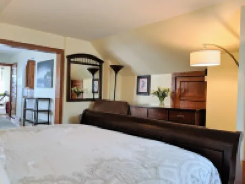 Trendy Uptown, just steps away for numerous culinary and entertainment options.