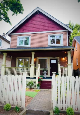 Entire Guest Studio Suite w/King-Bed | Bathtub | Parking Hotels in Downtown Eastside